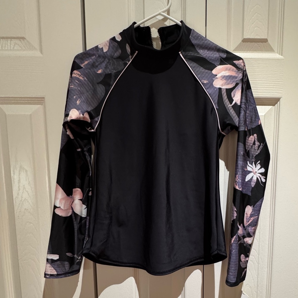 NWT All in Motion rash guard size M